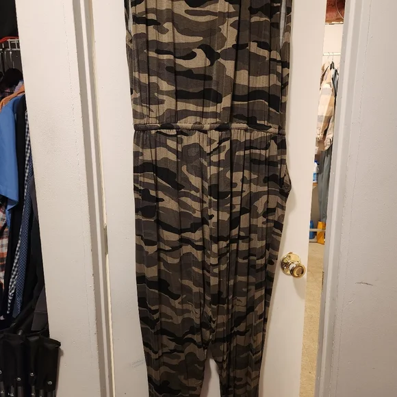 Torrid camouflage jumpsuit size 3 - Picture 3 of 3